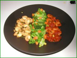 Shrimps in 2 colors with vegetables