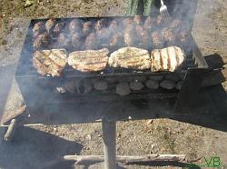 Grătarul încins şi micii puşi la prăjit.