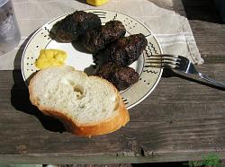 Mititei cu pâine proaspătă şi muştar.