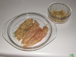 Puiul dat cu mustar si castronul cu pesmet