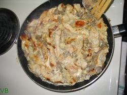 Se adaugă smântâna peste pui