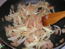 Ceapa amestecata cu sunca si bacon