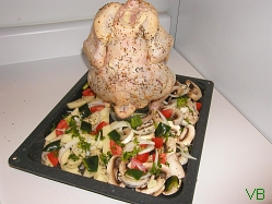 Puiul dat cu condimente şi tava cu legume