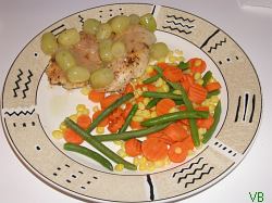 Puiul cu sos şi legume