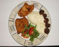 Şniţele, chifetele, piure, salată