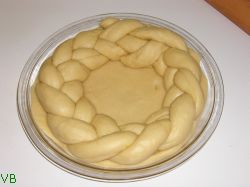 Coca şi colacul împletit, înainte de a fi puse la crescut