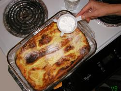 Placinta frumos rumenită şi pudrată cu zahăr