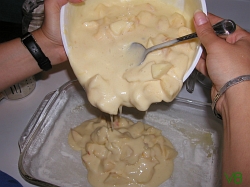 Se toarna compozitia in tava