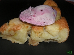 Prajitura cu mere si inghetata, prim plan